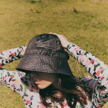 ニューエラ セーラーブリム バケットハット SOFTNESS OF THE DIRECTED BY KEIKO HITOTSUYAMA SAILOR BRIM BUCKET-01 HAT CHACOAL