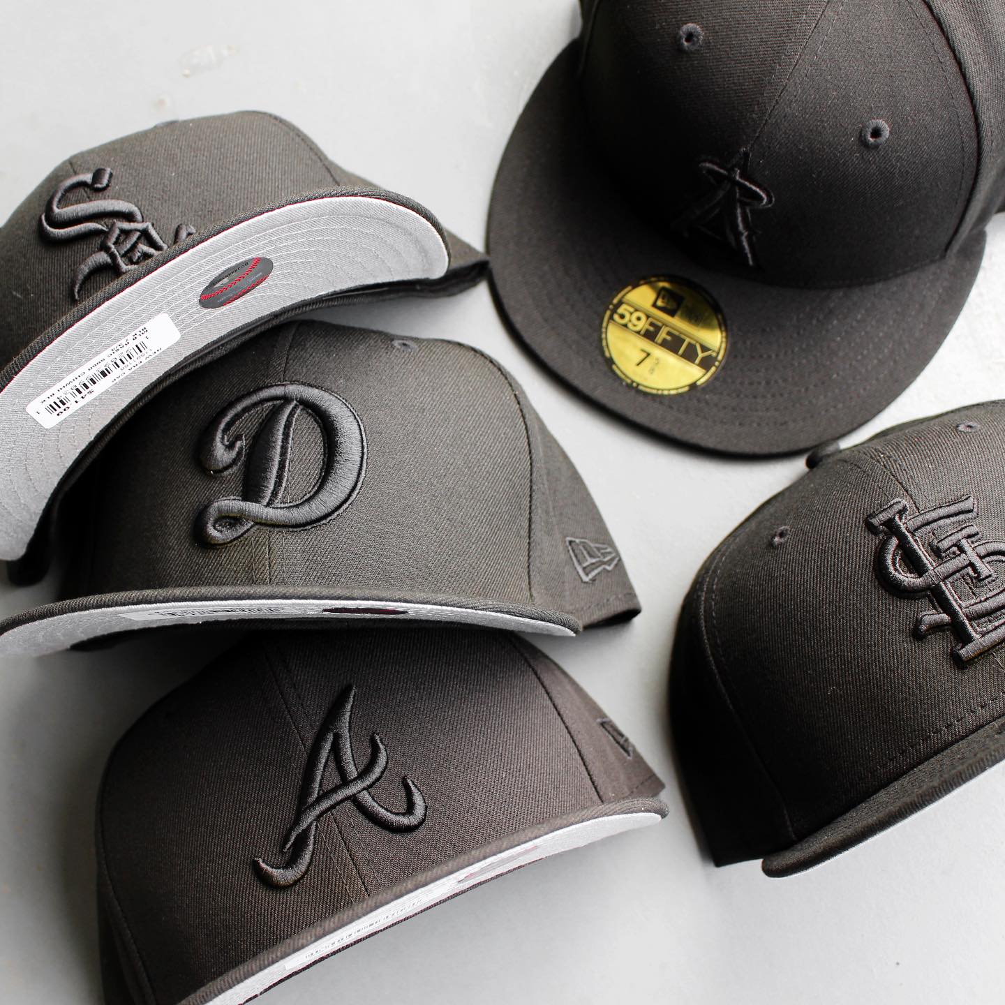 「ボディ×刺繍が同色」モデルが放つ静かな存在感