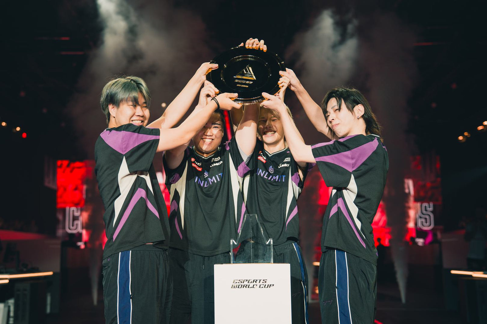 eSportsプロチーム「UNLIMIT」さんの帽子を作製させて頂きました