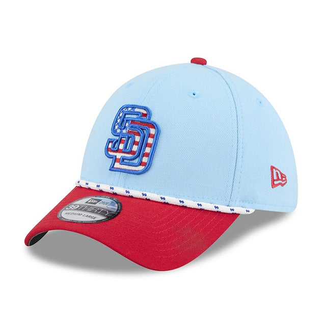 海外取寄 独立記念日モデル ニューエラ キャップ 39THIRTY サンディエゴ パドレス 2025 MLB JULY 4TH STARS N STRIPES FLEX FIT LIGHT BLUE
