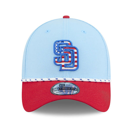海外取寄 独立記念日モデル ニューエラ キャップ 39THIRTY サンディエゴ パドレス 2025 MLB JULY 4TH STARS N STRIPES FLEX FIT LIGHT BLUE