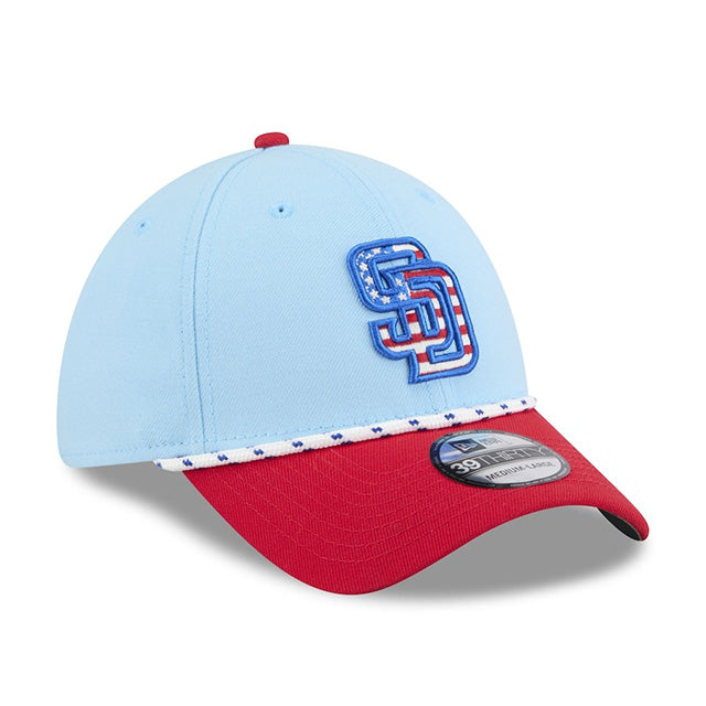 海外取寄 独立記念日モデル ニューエラ キャップ 39THIRTY サンディエゴ パドレス 2025 MLB JULY 4TH STARS N STRIPES FLEX FIT LIGHT BLUE
