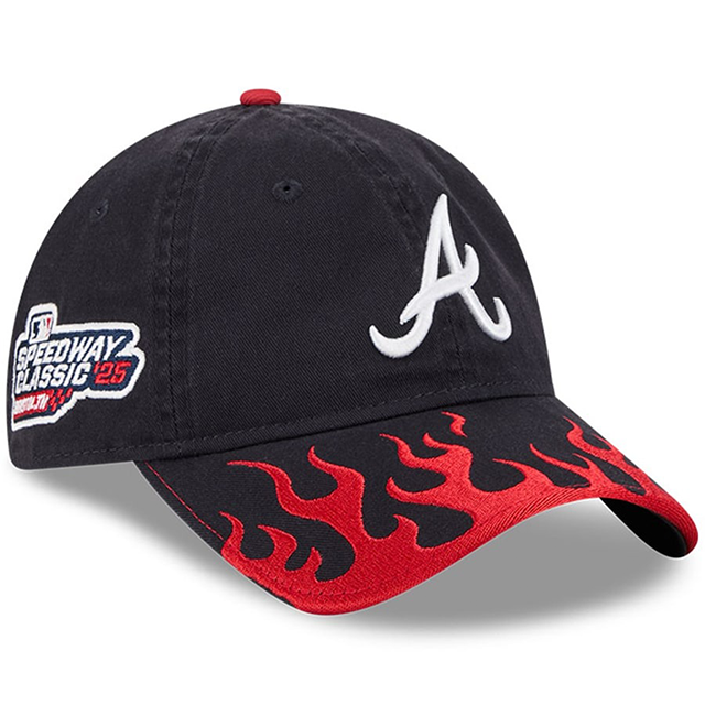 海外取寄 2025 MLB スピードウェイ・クラシックモデル ニューエラ キャップ 9TWENTY アトランタ ブレーブス 2025 MLB SPEEDWAY CLASSIC ADJUSTABLE CAP NAVY RED