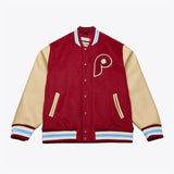 海外取寄 ミッチェル&ネス スタジアムジャケット フィラデルフィア フィリーズ MLB TEAM TRADITIONS VARSITY FULL-SNAP JACKET BURGUNDY-TAN