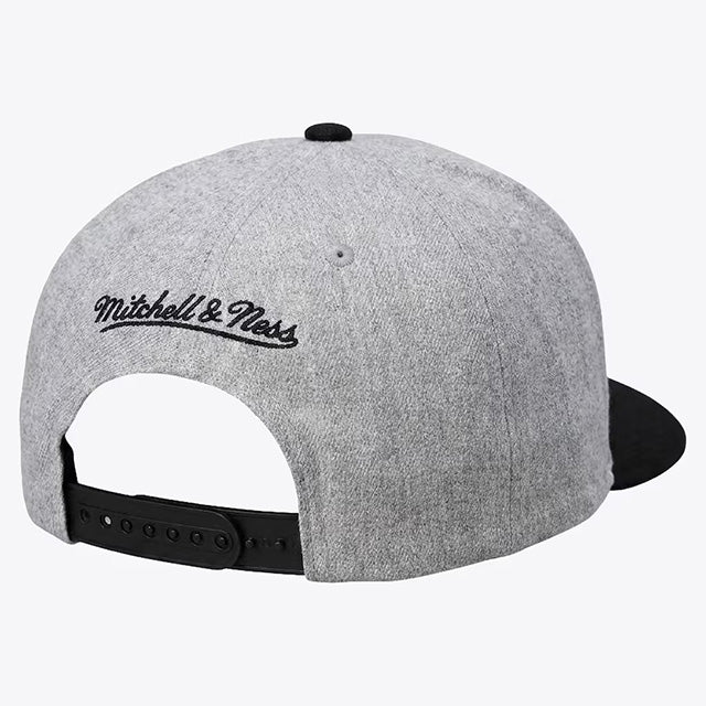 海外取寄 ミッチェル＆ネス ニューヨーク ニックス スナップバックキャップ THREE-TIME NBA FINALS CHAMPIONS TROPHY STRETCH SNAPBACK CAP HEATHER GREY