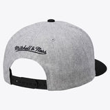 海外取寄 ミッチェル＆ネス ニューヨーク ニックス スナップバックキャップ THREE-TIME NBA FINALS CHAMPIONS TROPHY STRETCH SNAPBACK CAP HEATHER GREY