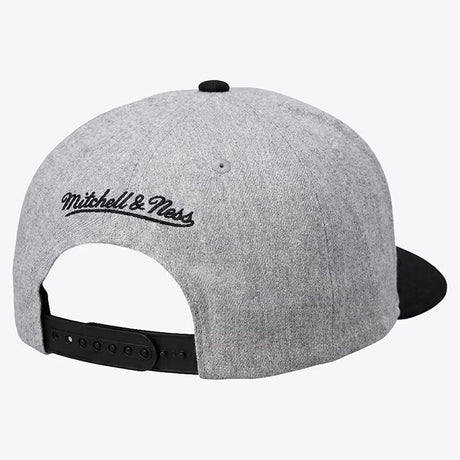 海外取寄 ミッチェル＆ネス ニューヨーク ニックス スナップバックキャップ THREE-TIME NBA FINALS CHAMPIONS TROPHY STRETCH SNAPBACK CAP HEATHER GREY