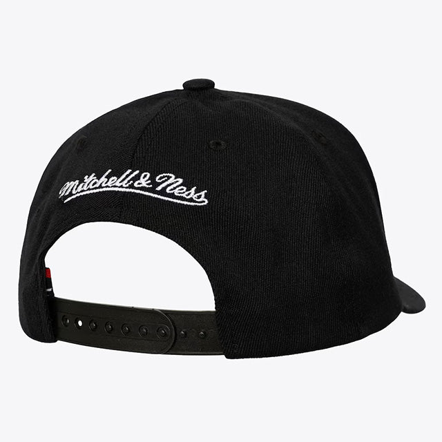 海外取寄 ミッチェル＆ネス ニューヨーク ニックス スナップバックキャップ THREE-TIME NBA FINALS CHAMPIONS TROPHY STRETCH SNAPBACK CAP BLACK