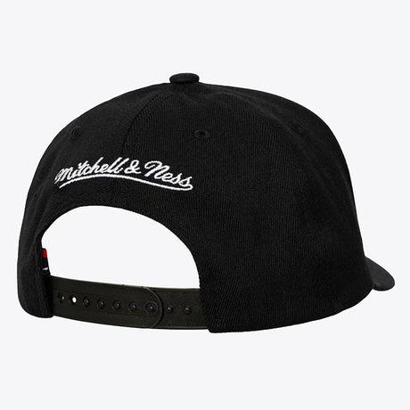 海外取寄 ミッチェル＆ネス ニューヨーク ニックス スナップバックキャップ THREE-TIME NBA FINALS CHAMPIONS TROPHY STRETCH SNAPBACK CAP BLACK